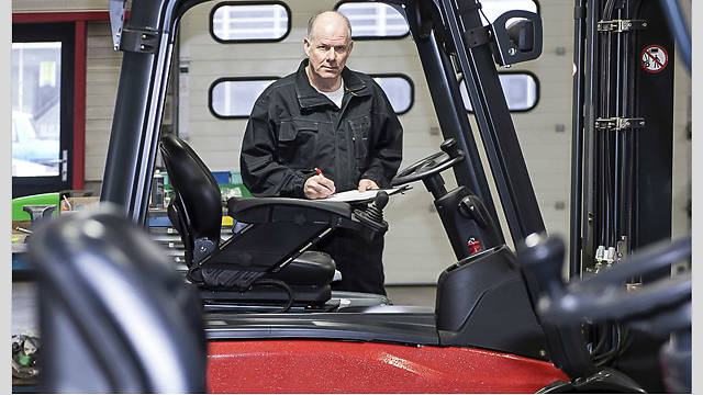 SafetyBytes® Forklift Safety: Changing A Battery